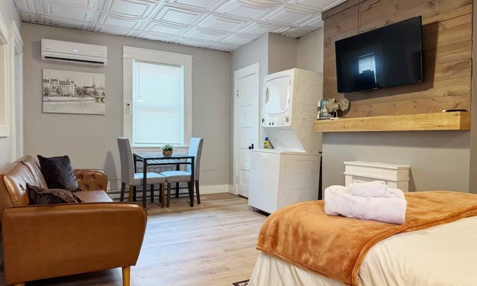 Evansville Apartment | Chandler B - QUEEN 1BD/1BA Apt near Downtown