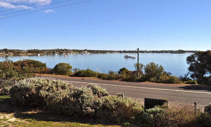 Lake Wangary House | Channel View is a very basic and affordable shack located on the Esplanade