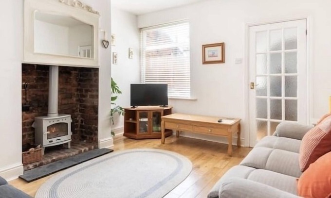 Clowne Cottage | Character cottage. Secluded courtyard garden. Pets welcome by arrangement only