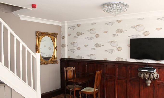 Heybridge Cottage | Character cottage in the heart of town