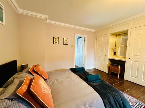 Manningtree House | Characterful & cosy cottage with large double room