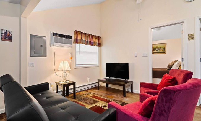 Geneva-on-the-Lake Cottage | Chardonnay Cottage - GOTL Strip - Cozy & Quaint