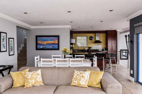 Paradise Beach House | Charis to Theo - Relax in Style at this 3-Bedroomed Langebaan Holiday House