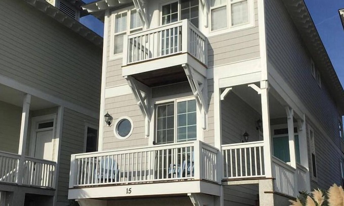 Bonito Boathouses House | Charleston-Style Row House featured on HGTV w/ WiFi & Creek Views