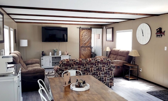 Lyndon Station Cabin | Charlie's Woodside Getaway-4 miles from the Dells!