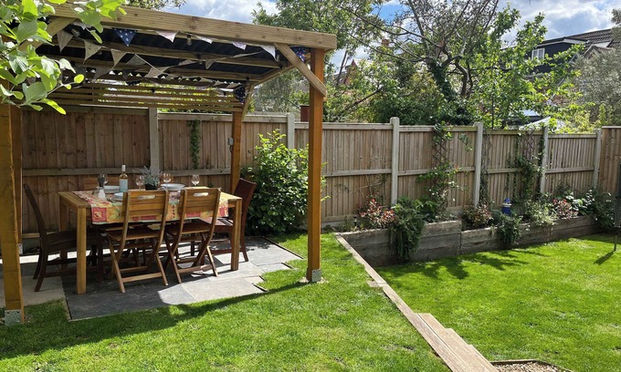 Poole House | Charlotte Cottage - with alfresco dining area!