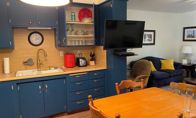 Northpoint Apartment | Charming 1-bdrm apartmt, 2 beds 3m to Bethel 1m to 5 w/private garden patio