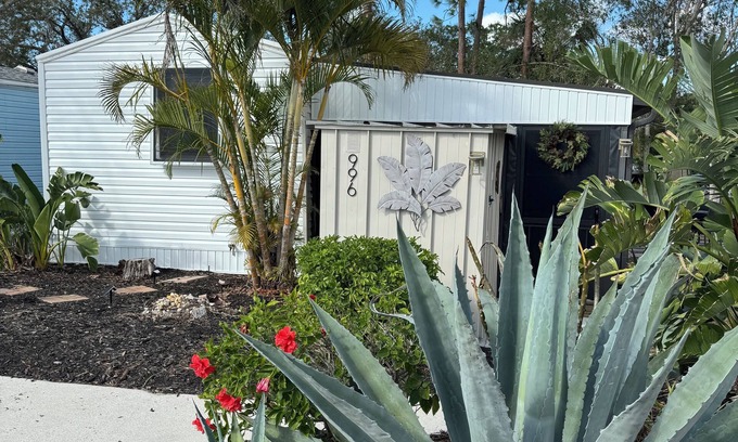 Braden River Cottage | Charming 1 Bed 1 Bath Cottage in wonderful Sun Outdoors Sarasota that sleeps 6.