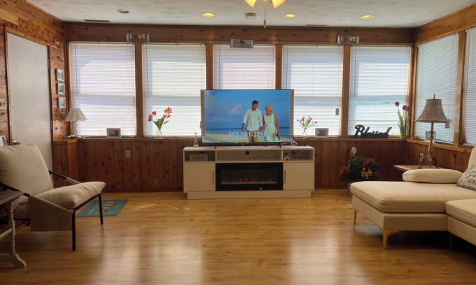 Cherry Valley Cottage | Charming 1-bedroom cottage in Cherry Valley - within walking distance to parks.