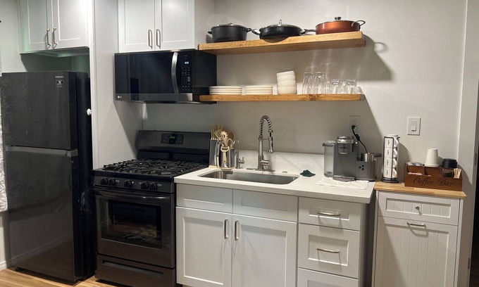 Newhall House | Charming 1-bedroom house with WiFi and kitchen in Santa Clarita