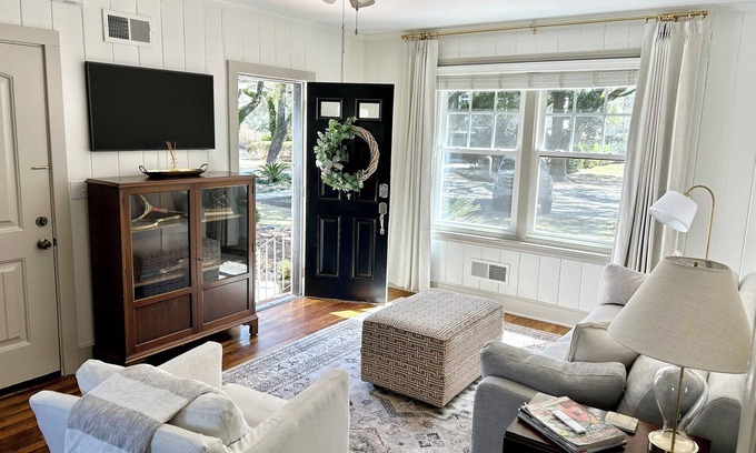 Georgetown House | Charming 1-bedroom bungalow in beautiful DOWNTOWN Georgetown with WiFi, AC