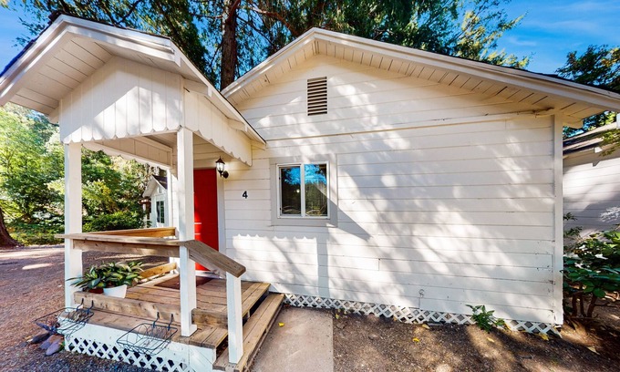 Cobb Condo | Charming 1 bedroom Cabin with King bed, Queen Sofa Sleeper, WIFI, Kitchen, Deck