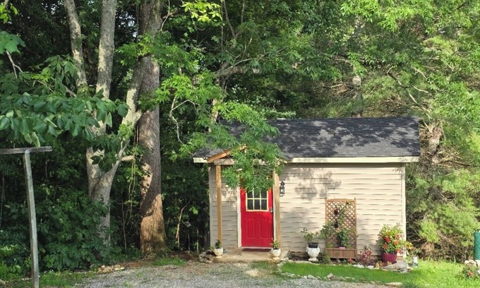 Baxter Cottage | Charming 1-bedroom cottage - That tiny house on Center Hill Lake. Pet friendly!