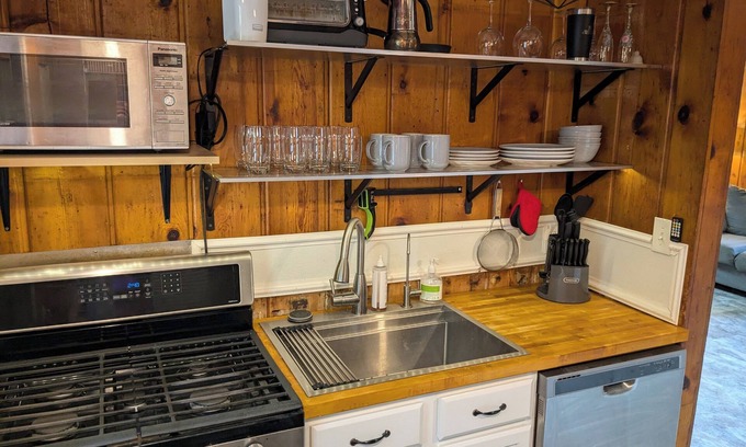 Central - Terry House | Charming 1-bedroom house with AC, WiFi, walkable to downtown & hospitals!