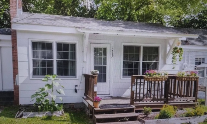 Wrightsboro Cottage | Charming 1-bedroom Tiny House w/Chickens close to Downtown and 15 min2 beach