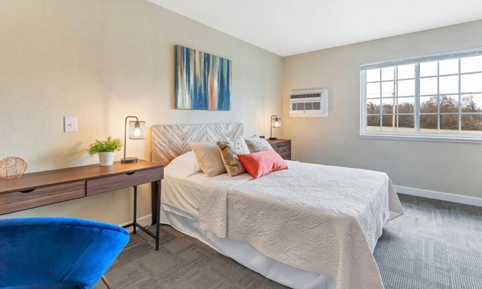 New Florence Hotel | Charming 1-Bedroom Hotel off I-70 & New Florence