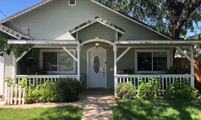 Auburn House | Charming 1950's Bungalow for 5