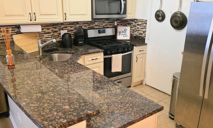 Albany Park Apartment | Charming 1BR, Chicago Northside in fabulous Chicago with AC.