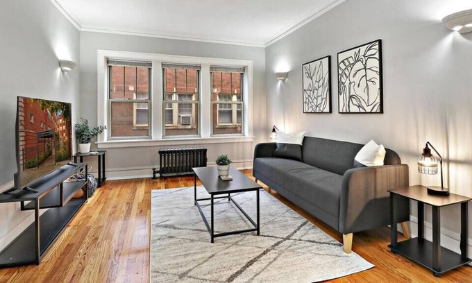 Chicago Apartment | Charming 1BR Unit Close to Vibrant Shops & Dining
