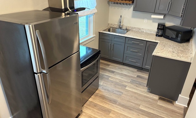 New Kensington House | Charming 2-bedroom house with AC, WiFi in quaint New Kensington