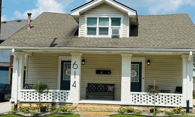 Bowling Green Apartment | Charming 2-bedroom apartment with WiFi, AC in fantastic Downtown Bowling Green