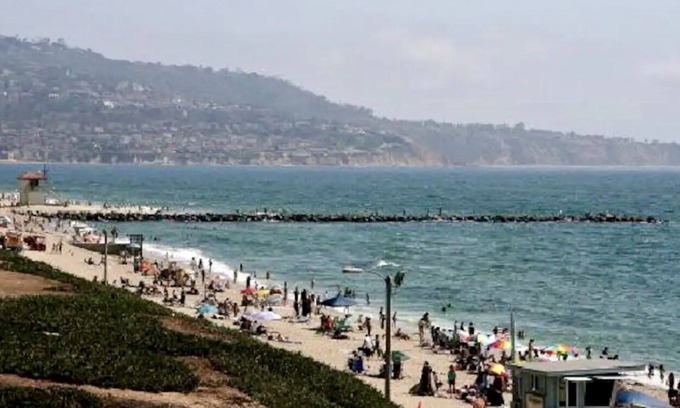 South Redondo House | Charming 2-bedroom house with WiFi in wonderful Redondo Beach.17 houses away 🏝️