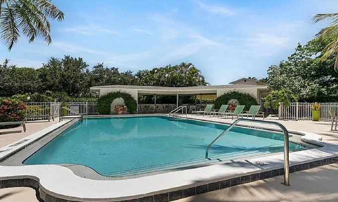 Coquina Sands Condo | Charming 2-bedroom 1st floor condo in desirable Olde Naples. Walk to Beach.