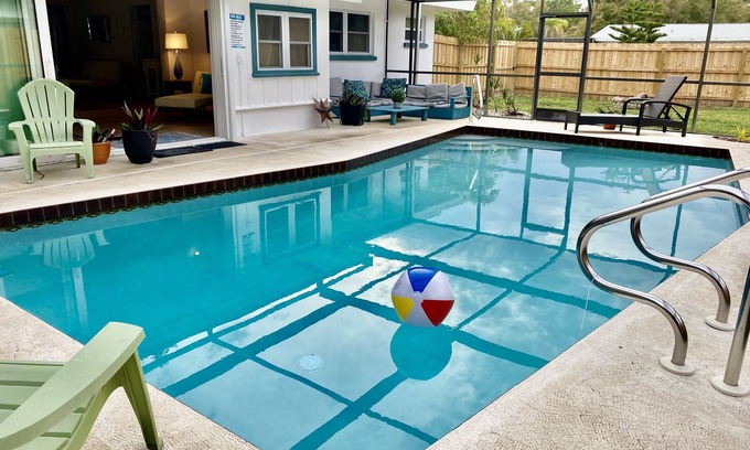 Sarasota House | Charming 2 bedroom 2 bathroom home with pool in Sarasota with central location.