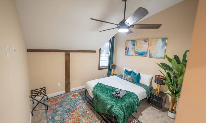 Warrendale House | Charming 2-bedroom apartment in terrific Warrendale with AC