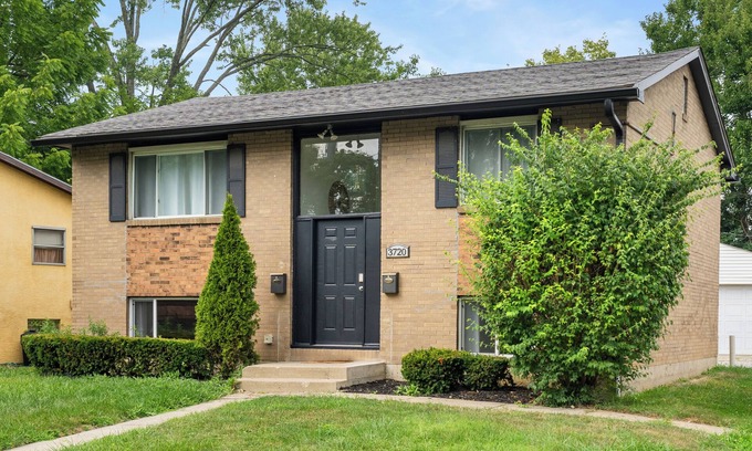 Columbus Apartment | Charming 2-bedroom apartment with AC, WiFi near OSU and Hospitals