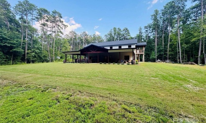 Cabarrus County House | Charming 2-bedroom barn with WiFi, AC in awesome Midland