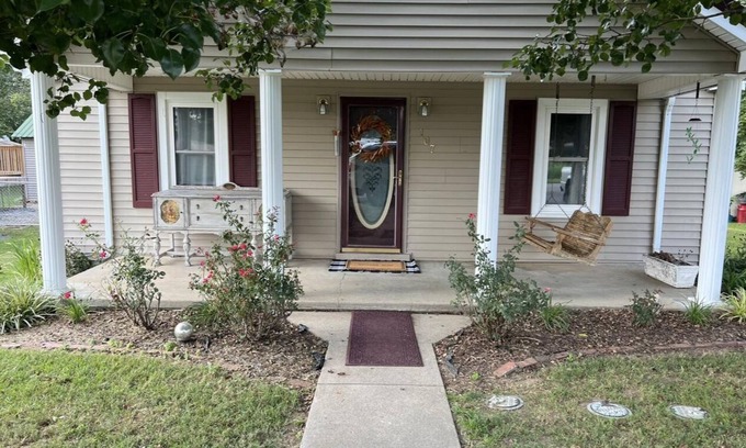 Cave City House | Charming 2-bedroom bungalow with WiFi, AC in serene Cave City.