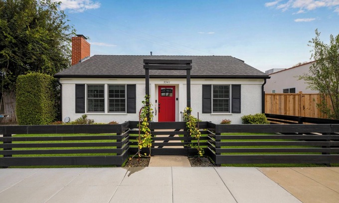 Naples Cottage | Charming 2-bedroom cottage with AC and WiFi in superb Long Beach location.