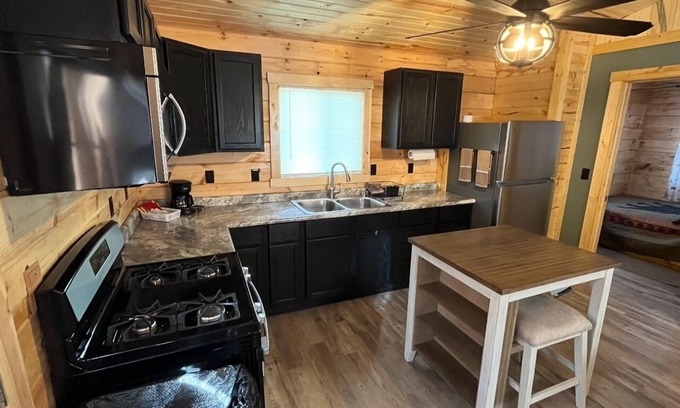 Eddyville Cabin | Charming 2-bedroom cabin with WiFi, AC in quaint Eddyville