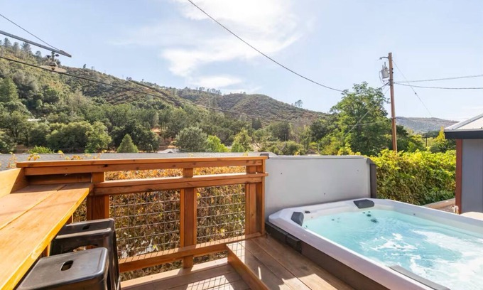 Mariposa Cottage | Charming 2-bedroom cottage - walkable downtown Mariposa/31 miles to Yosemite