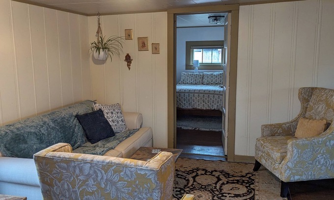 Dillon Cottage | Charming 2-bedroom cottage in the great little town of Dillon with WiFi