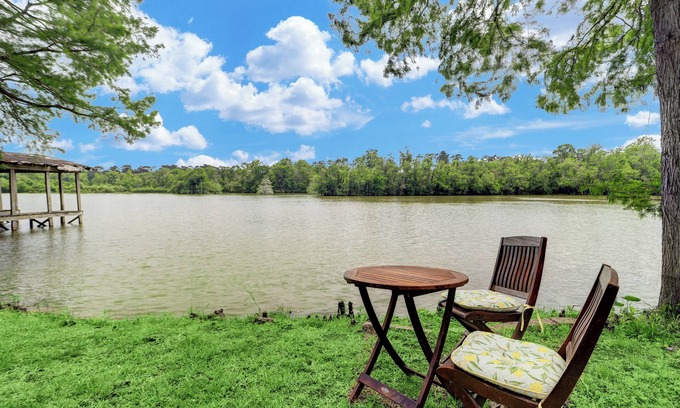 Kingwood Cottage | Charming 2-bedroom cottage with Water View in Humble - Pet Friendly!