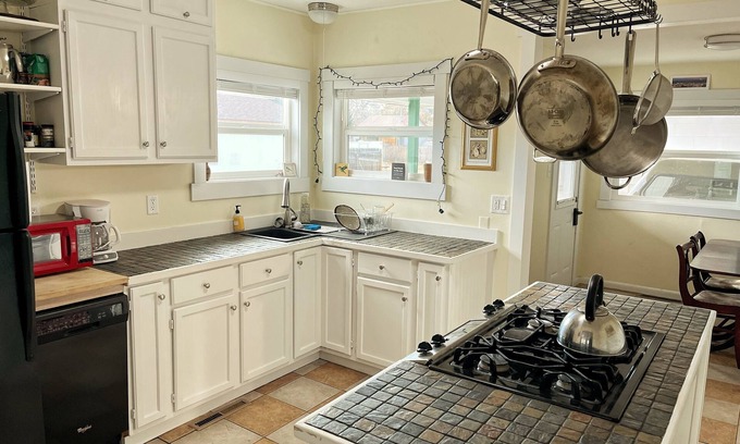 Lander House | Charming 2-bedroom dog friendly house in Lander