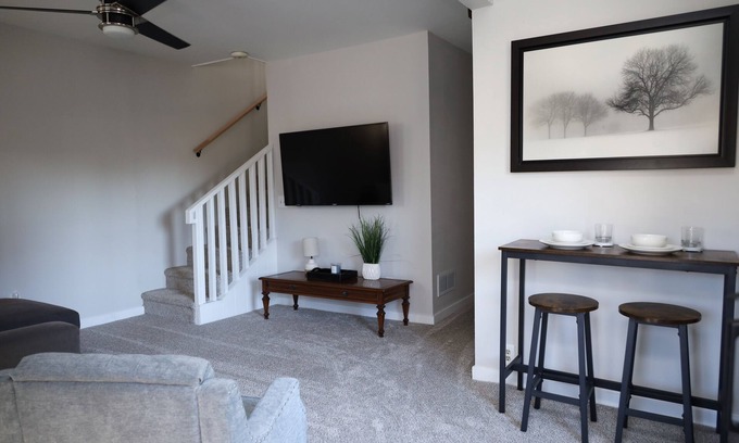 South Bend House | Charming 2-bedroom home, close to Downtown South bend and 5 mins away from ND