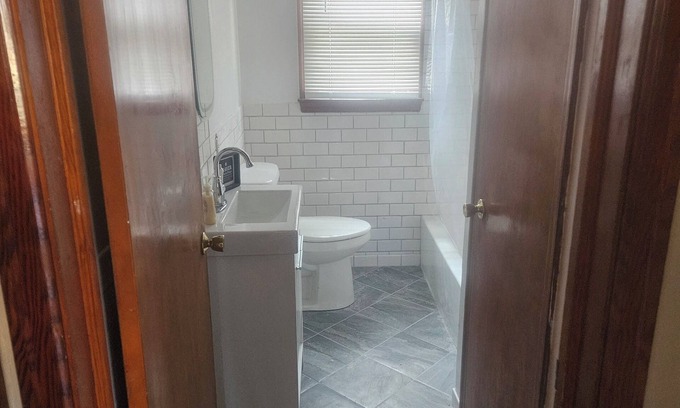 Stockwell House | Charming 2-bedroom house in Frankfort with AC