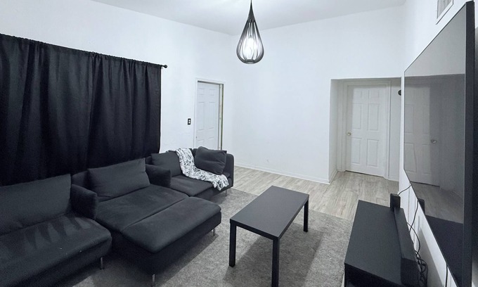 West Park House | Charming 2-bedroom house with WiFi, AC in enjoyable West Park