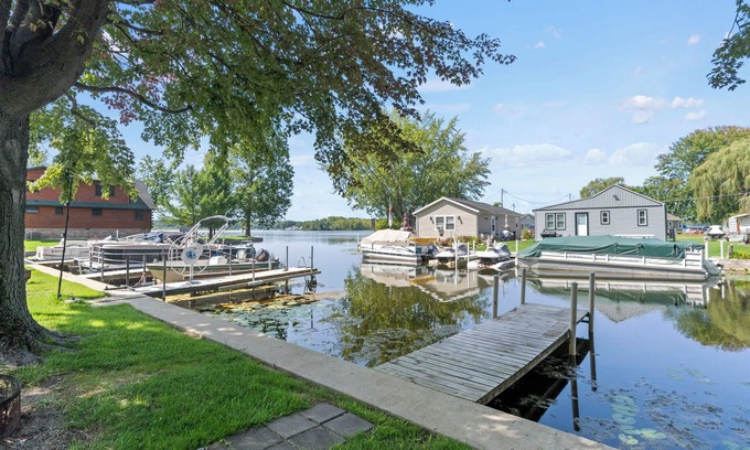 Leesburg House | Charming 2-bedroom house with WiFi and AC, lakefront access.