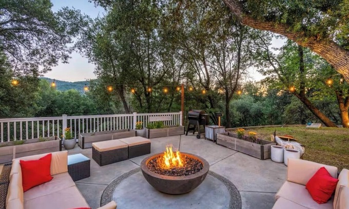 Midpines House | Charming 2-bedroom house with WiFi, AC, EV charger NEAR Yosemite