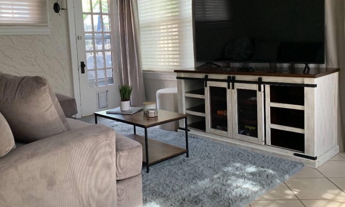 University City House | Charming 2-bedroom house within walking distance to Washu and Downtown Clayton