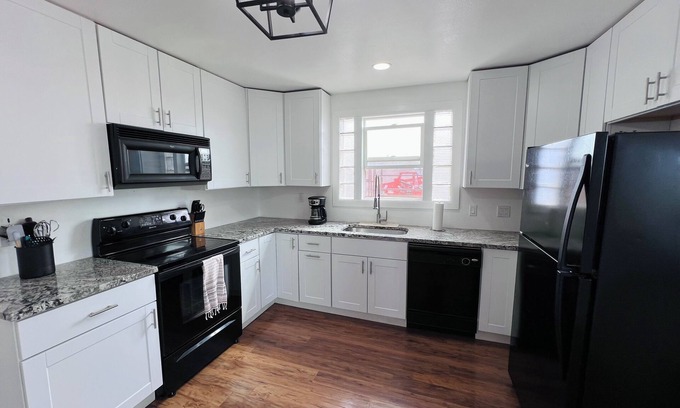 Center House | Charming 2-bedroom house in awesome Center with WiFi