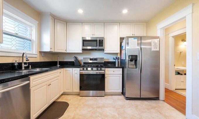 Village of La Jolla Cottage | Charming 2-bedroom La Jolla Village cottage with AC