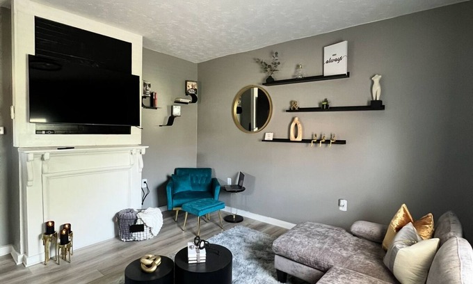 Near East Columbus House | Charming 2-Bedroom Modernized Historic Home in Columbus with AC, WiFi