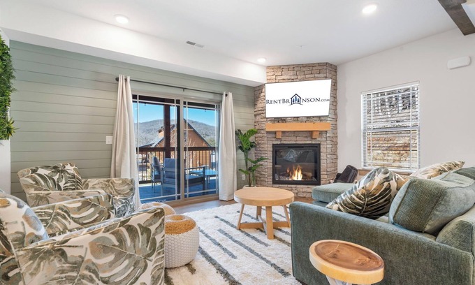 Branson Cabin | Charming 2-Bedroom Retreat-Near Table Rock Lake-Free Tickets-Pvt Hot Tub-Water View