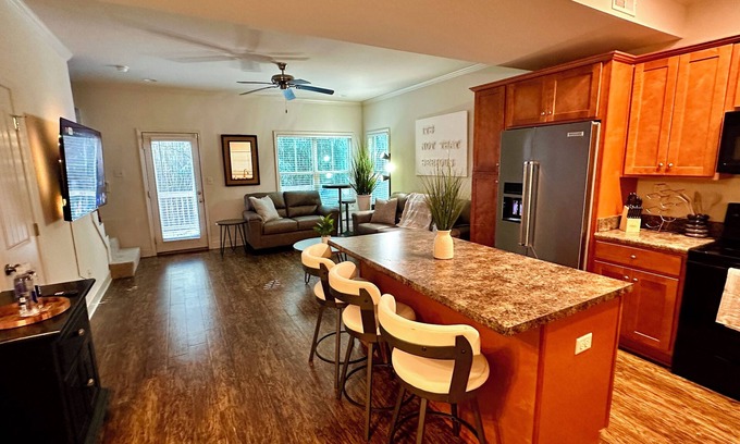 Northport House | Charming 2-bedroom townhome with AC, WiFi in enjoyable Northport. King Bed