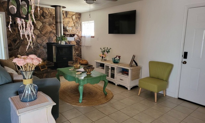 Apple Valley Apartment | Charming 2-bedroom apartment in delightful Apple Valley with AC, WiFi